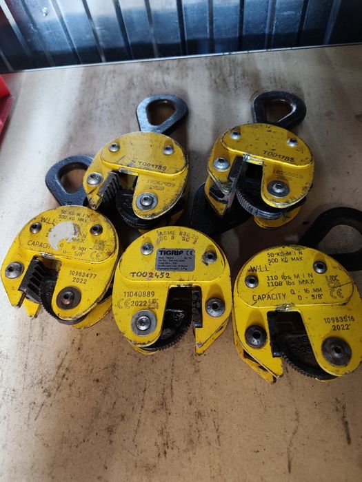 Uchwyt do podnoszenia blachy