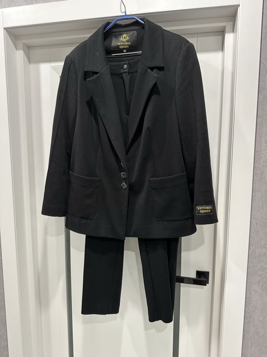 Костюм. Чорний жіночий костюм великого розміру.