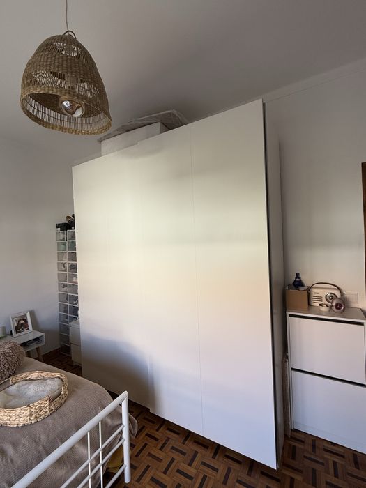 Roupeiro branco espaçoso