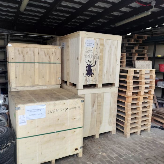 Skrzynie drewniane , palety