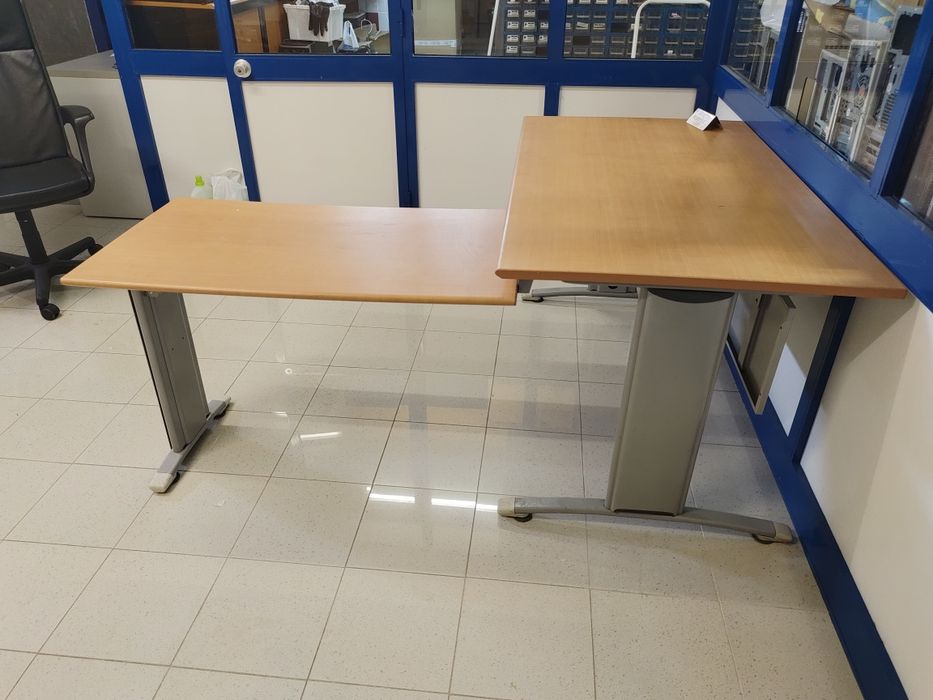 Secretaria de canto com 140x175cm. A secretaria principal tem 140x80