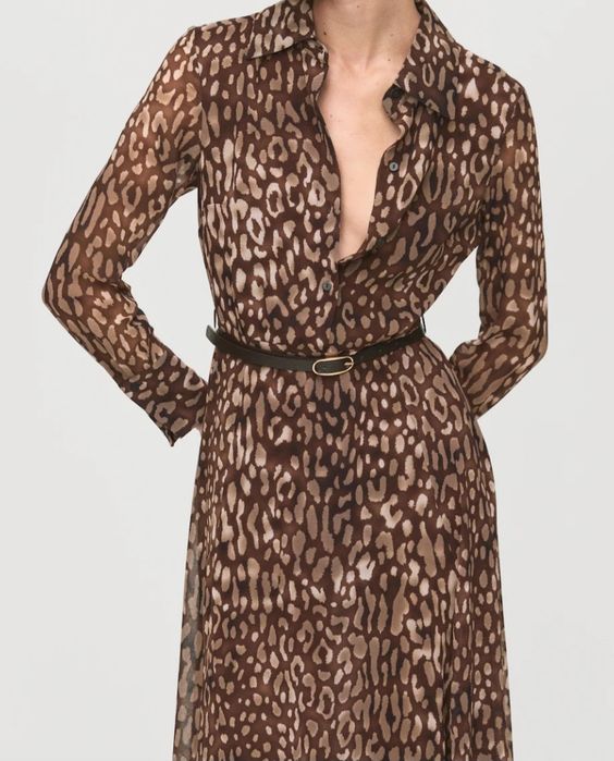 Vestido camiseiro com estampado de leopardo e cinto