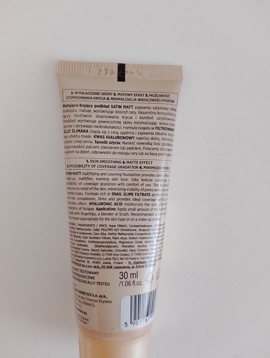 Kryjący Podkład 4w1 w odcieniu 104 Beige Eveline.
Eveline Cosmetics Sa