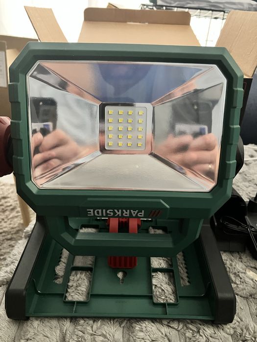 Reflektor LED Parkside PLSA 20-Li A1 akumulatorowy 2000 lm zasilacz