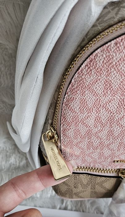 Sprzedam Piękny Nowy plecaczek Mini rhea firmy Michael Kors 

Plecacze