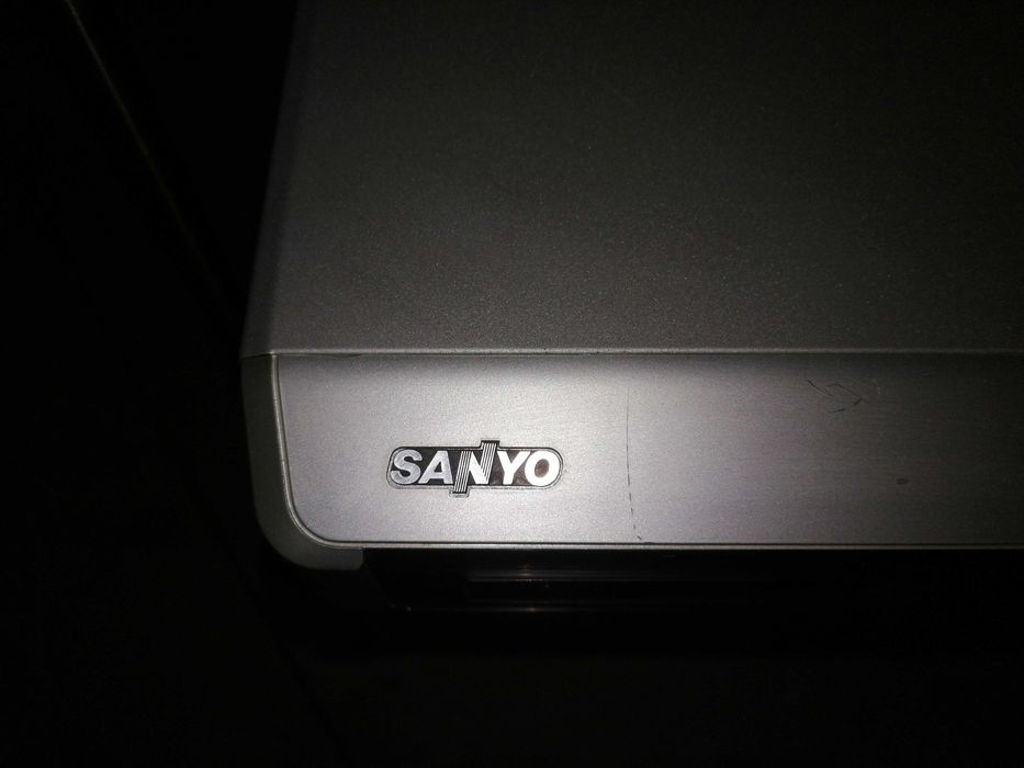 Subwoofer Sanyo com 6 colunas.