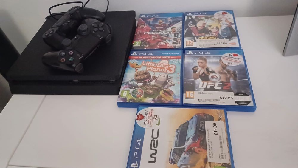 Playstation 4 com controlos
