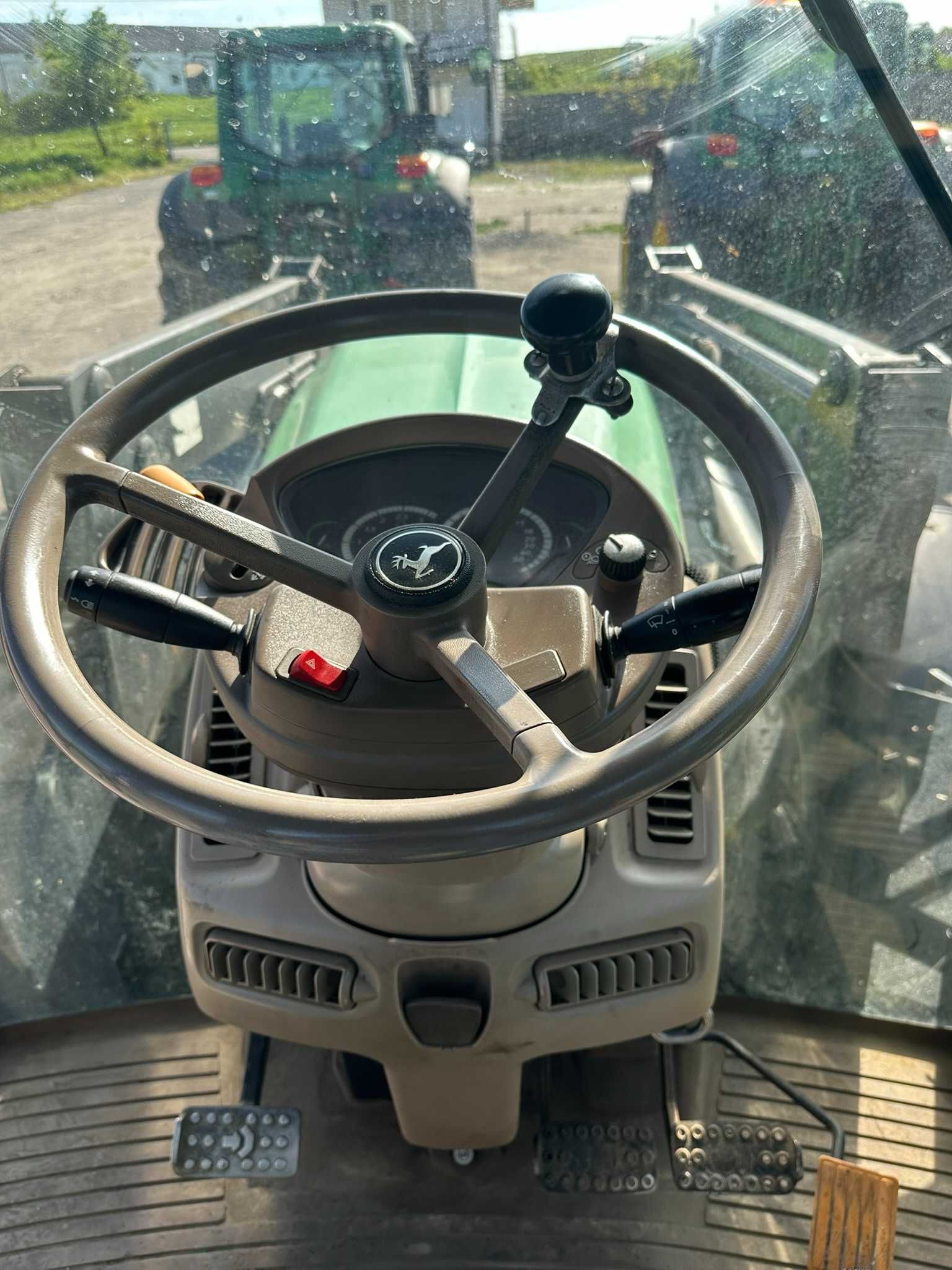 Трактор John Deere 6930 Premium з фронтальним навантажувачем