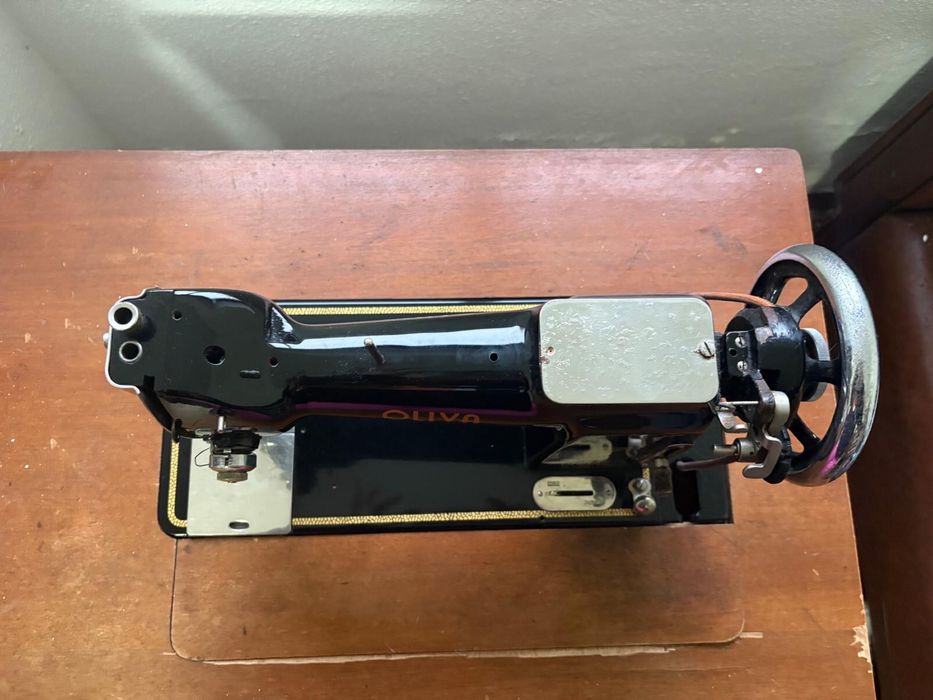 Máquina de Costura antiga OLIVA (a funcionar)