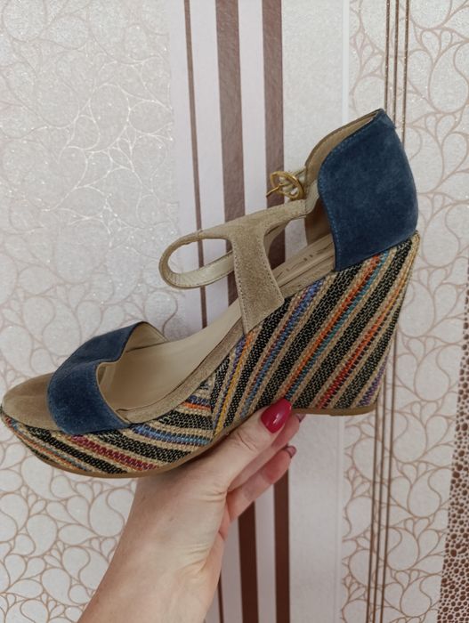 Стильные босоножки на танкетке