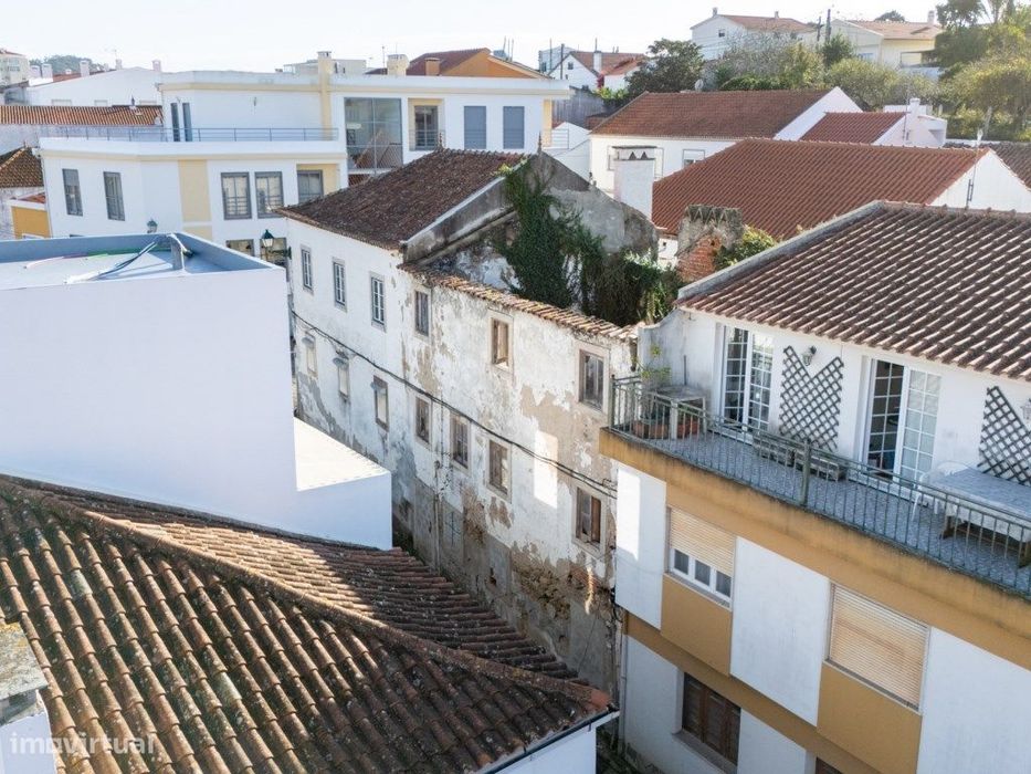 Moradia T3 para recuperar no centro da Lourinhã.