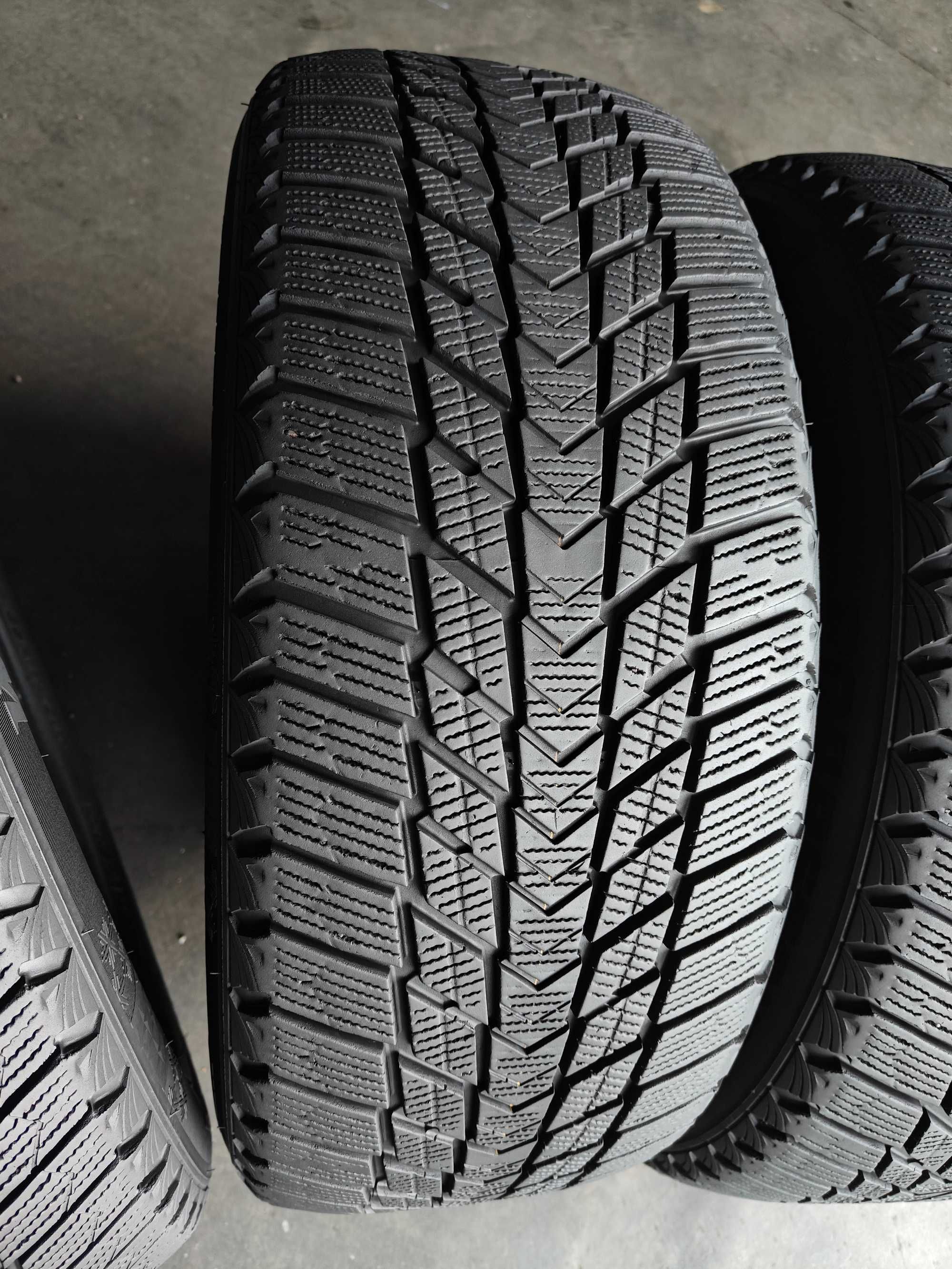 R17 225 55 шини зимові Roadstone Winguard Ice Plus корейські липучки