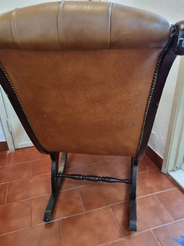 Cadeira de baloiço antiga em pele