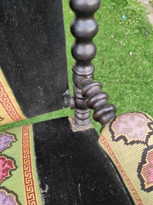 stary fotel tron w stylu Napoleona III