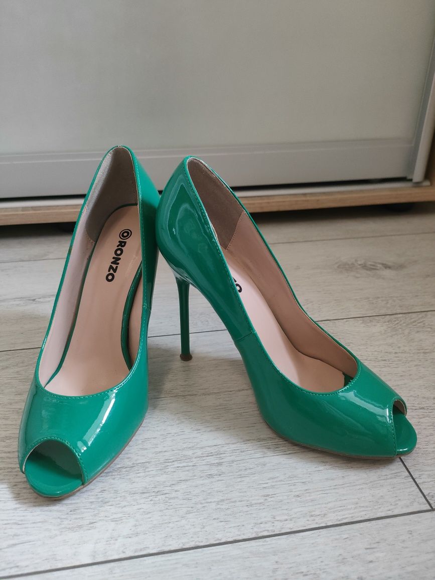 Туфли лакированные зелёные на высоком каблуке