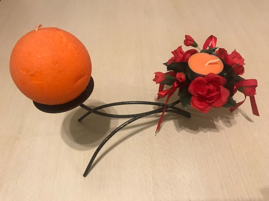 Świeczniki z kutej stali w kolorze czarnym i czerwonym.