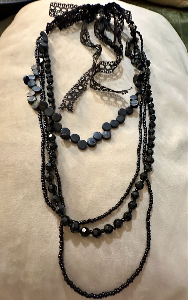 Conjunto de dois colares pretos