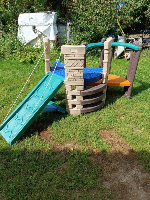 Zamek, plac zabaw, zjeżdżalnia