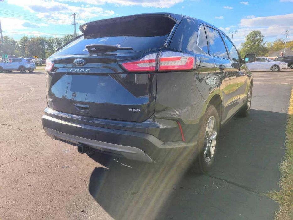 Ford Edge      2021