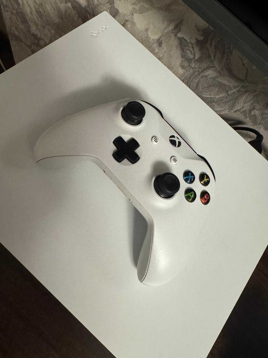 Xbox One X 1TB White + диски