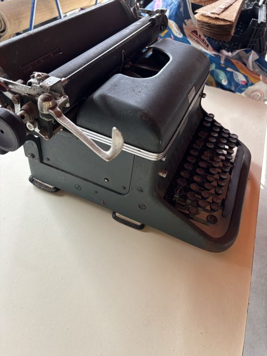 Maquina de escrever com mais de 100 anos