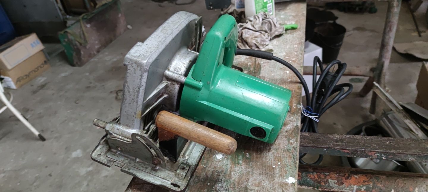 Máquina de cortar madeira de disco ,industrial, a funcionar e bem esti