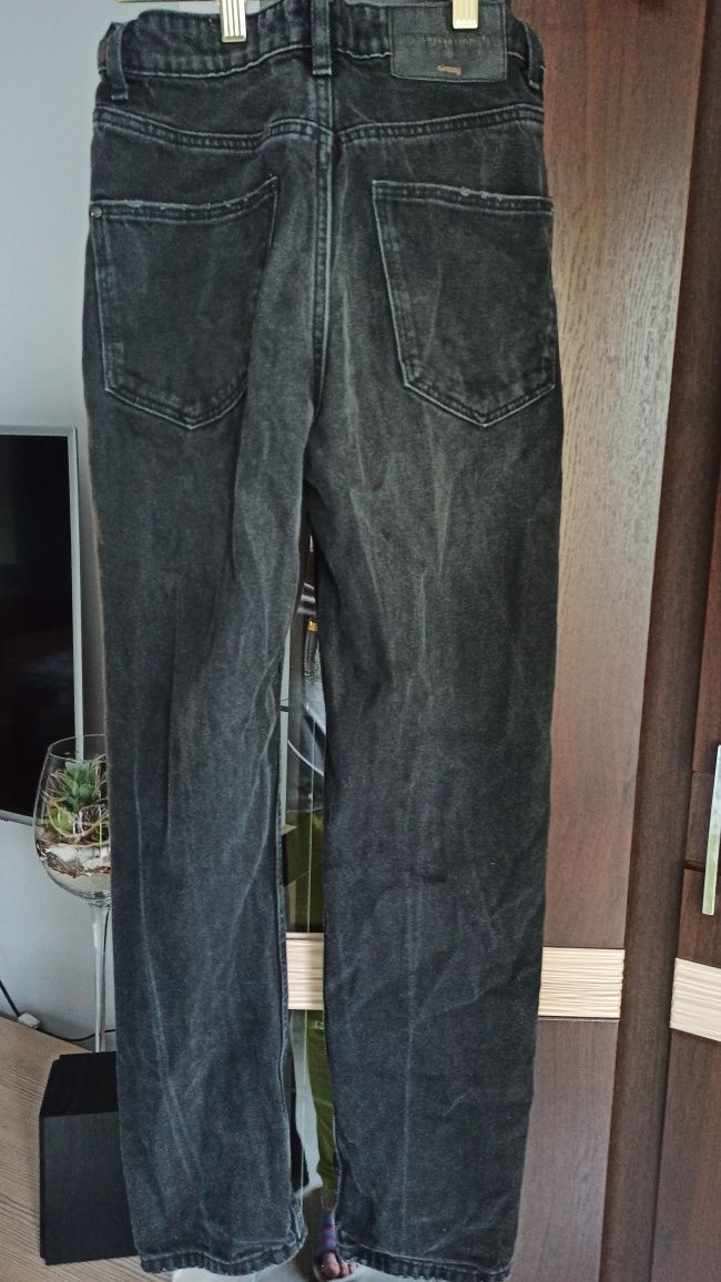 Sinsay MOM FIT 34. czarne spodnie z dziurami