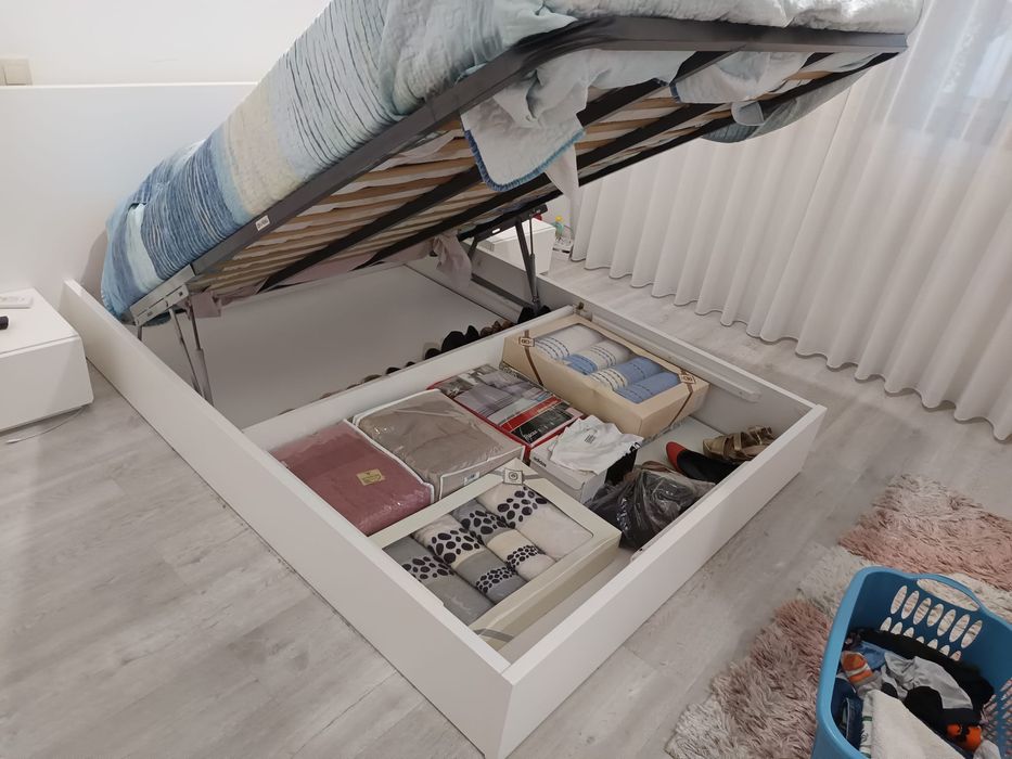 Cama de casal e duas mesas de cabeceira
