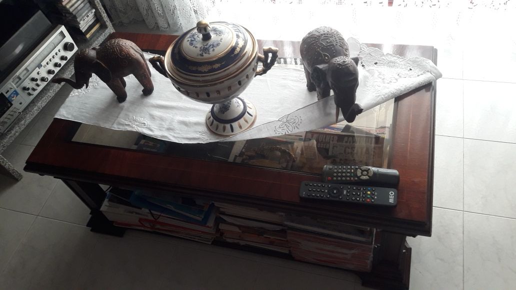 Vendo mesa de sala de estar, toda em madeira. Como nova