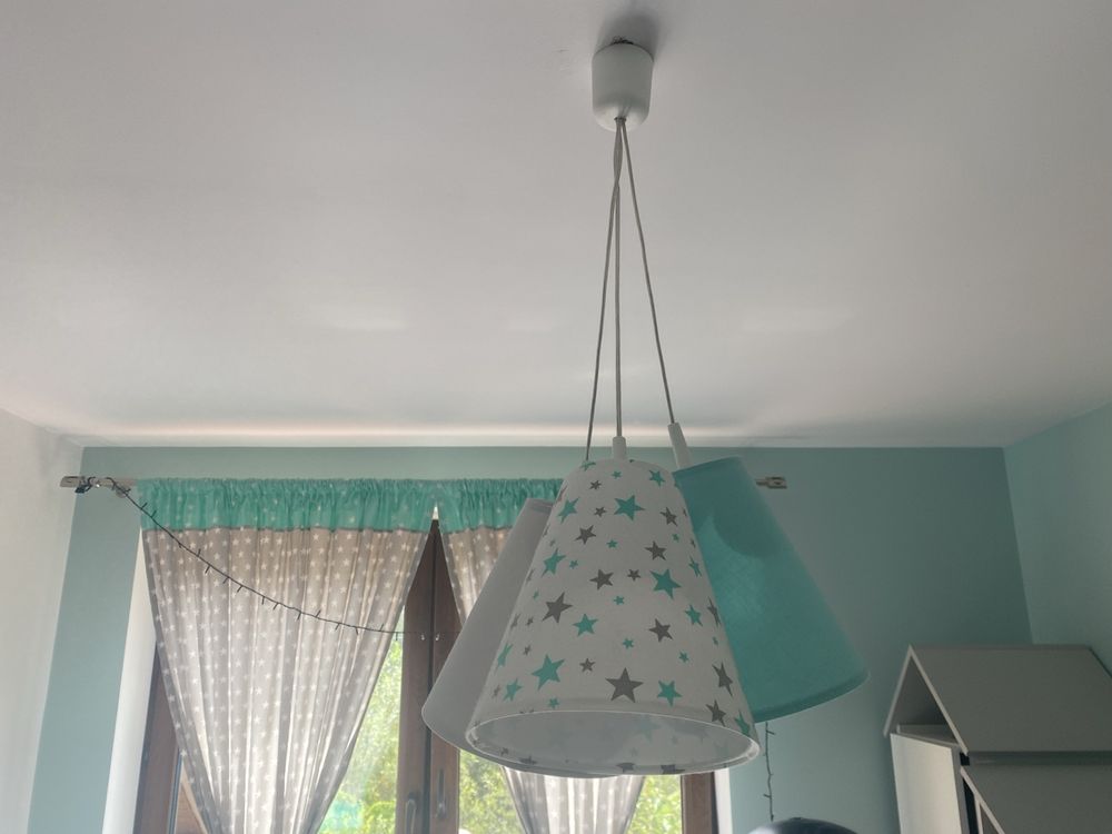 Lampa wiszaca i zaslony w gwiazdki, półki wiszące chmurki.