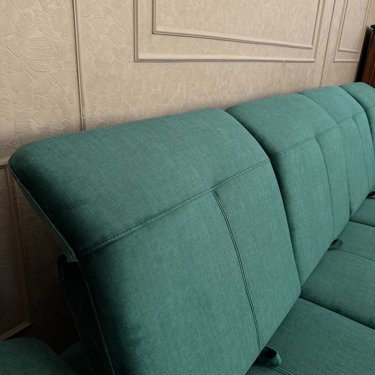 Великий п-подібної форми диван в тканині