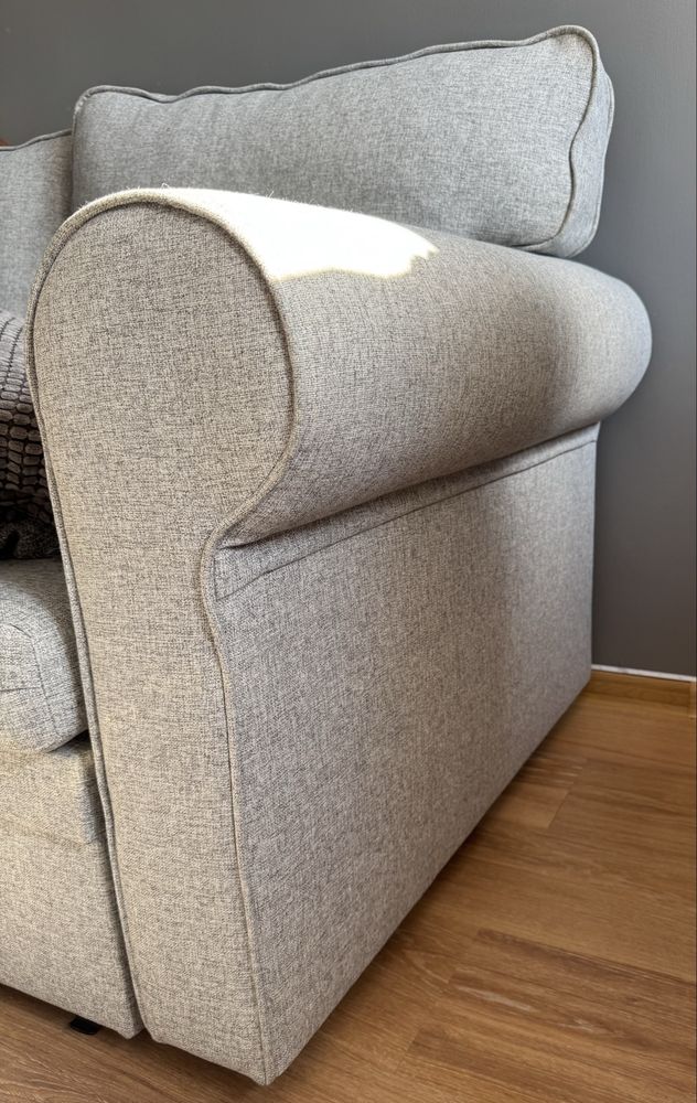 Sofa dwuosobowa z funkcją spania i pojemnikiem