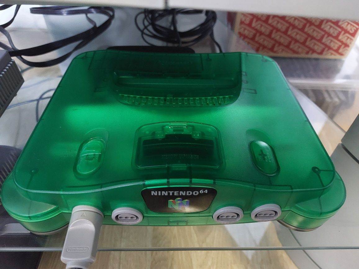 Nintendo 64 verde translúcida com jogos