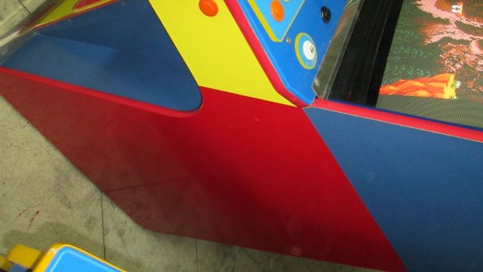 Máquina de jogos frente vermelha e azul com 2800  jogos como nova