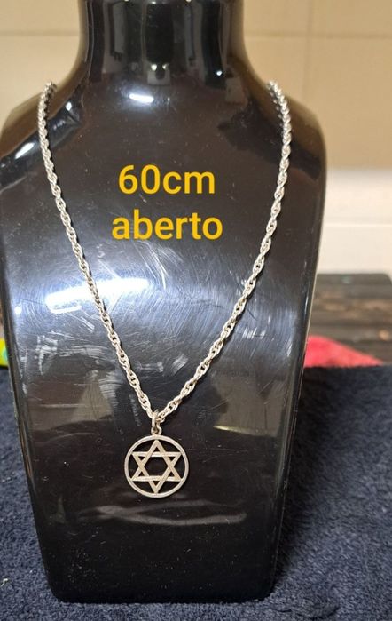 Fios correntes em prata contrastada.