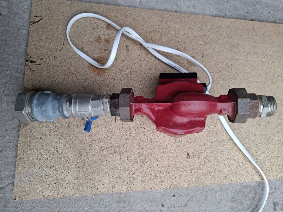 Циркуляційний насос с гайками.