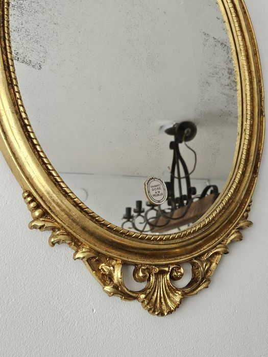 Lustro w złotej ramie Francja