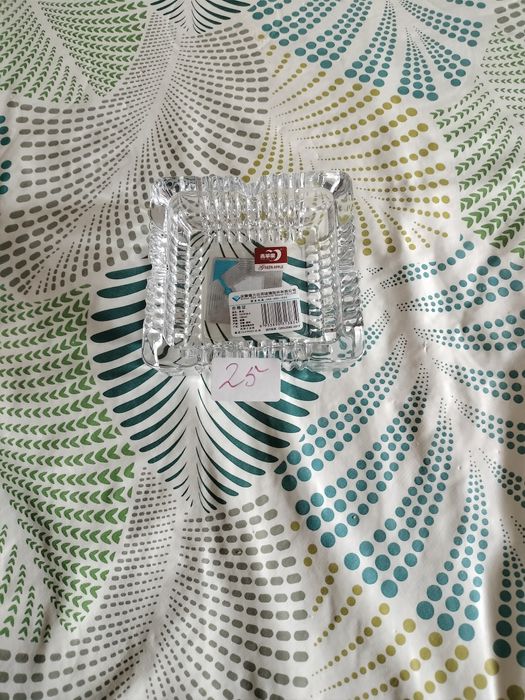 Nowa popielniczka z kryształu