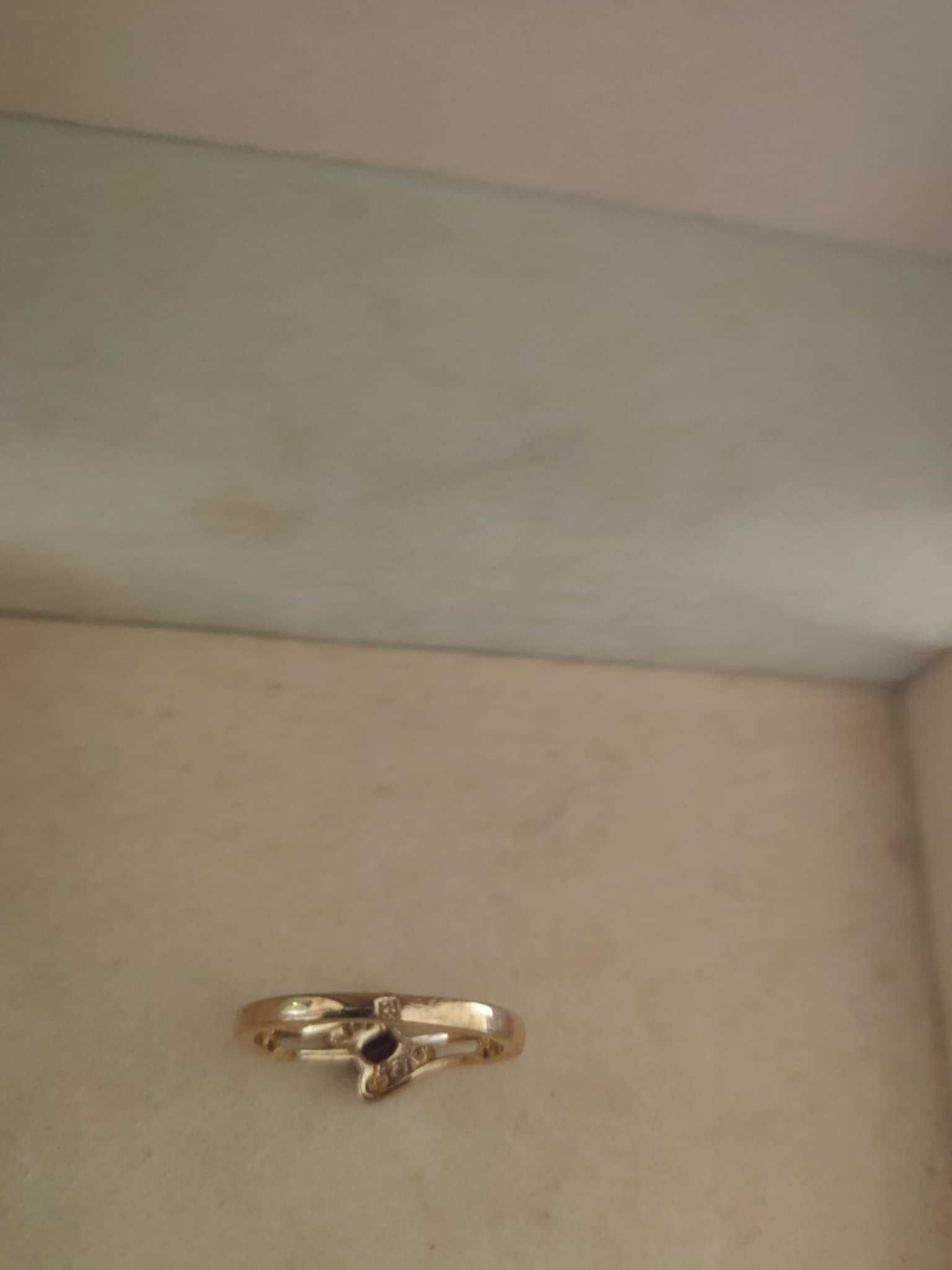 Anel de ouro novo