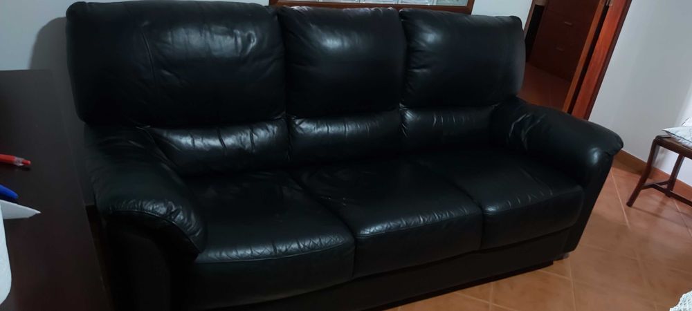 Sofá em pele em bom estado