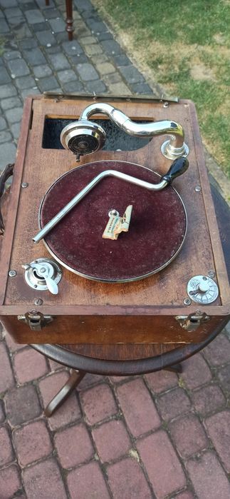 Patefon, stan jak na fot.