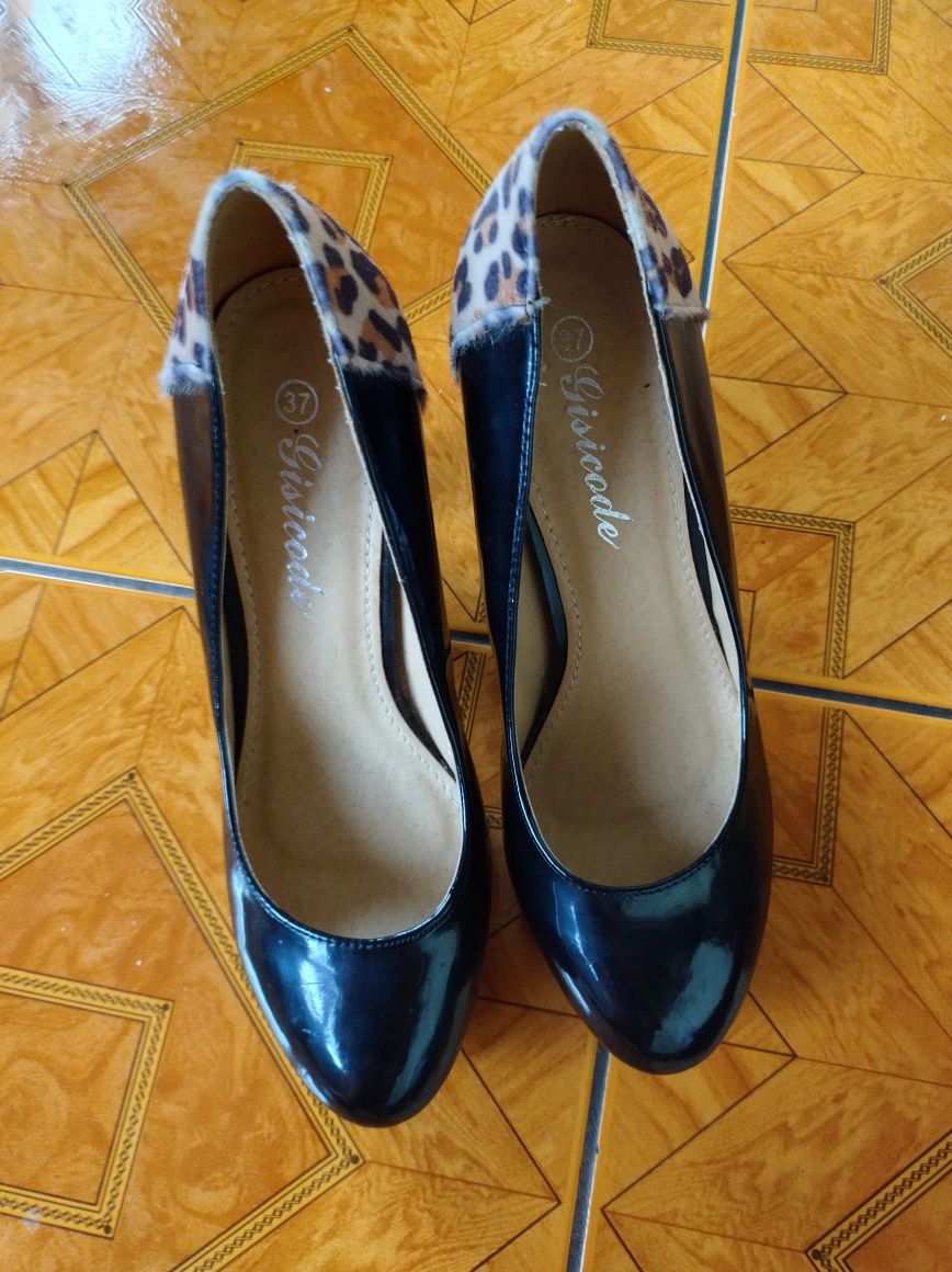 Buty damskie z panterkowym wzorkiem