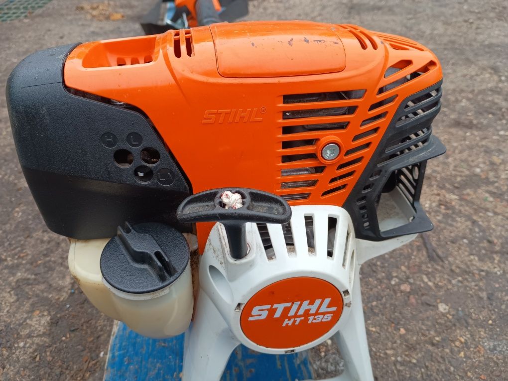 Stihl ht 135 na wysięgniku. Podkrzesywarka