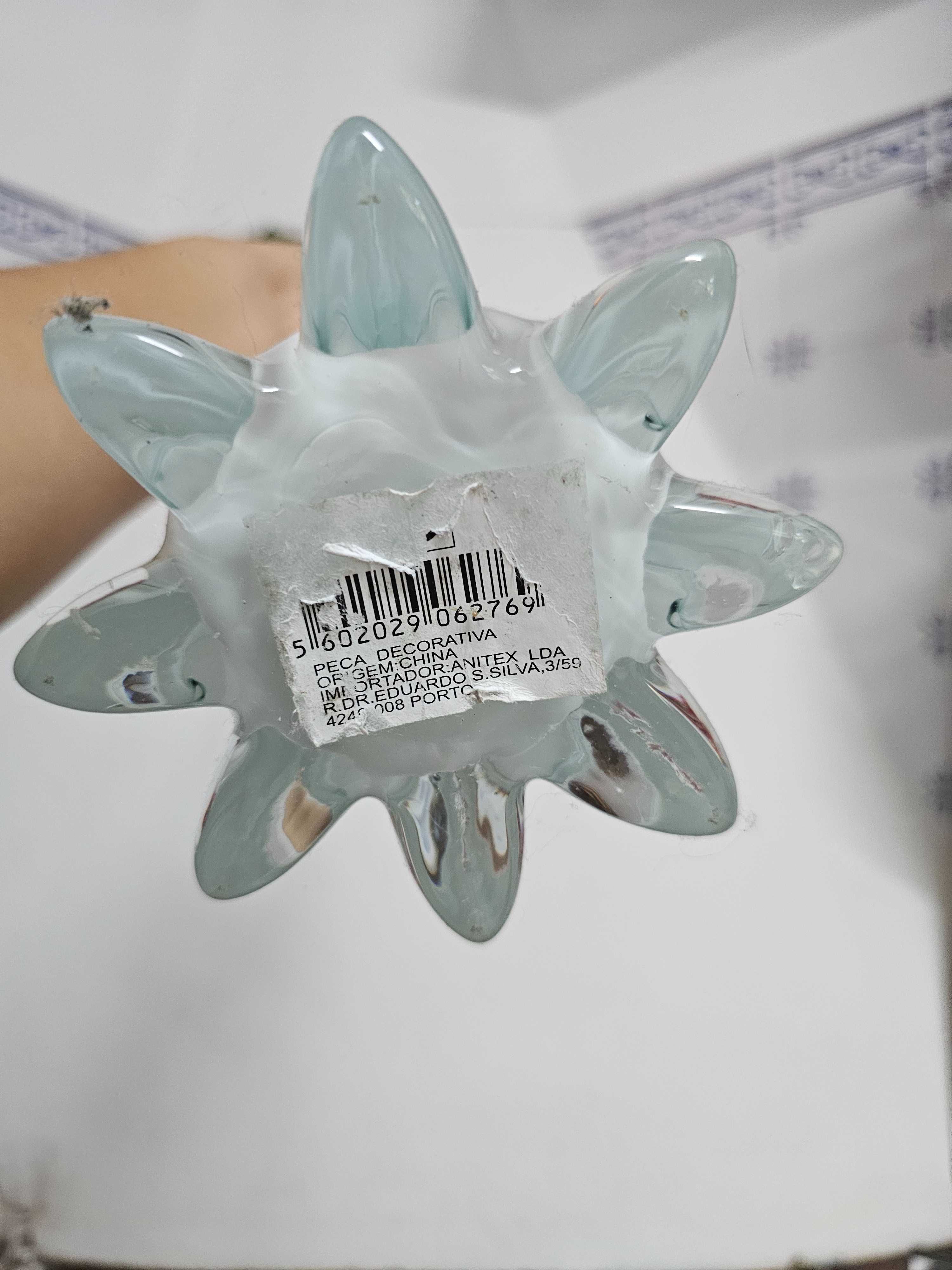 Vaso decorativo alto em vidro soprado com base em forma de estrela