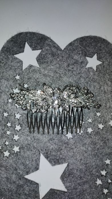 Spinka, ozdoby do włosów i podstawka ceramiczna .