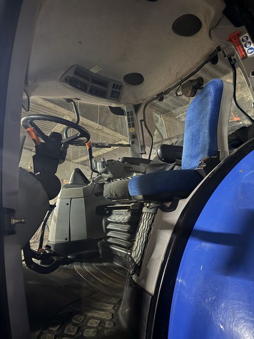 Пррдається трактор New Holland T7060