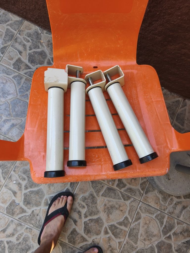 Vendo estrado cama com pés