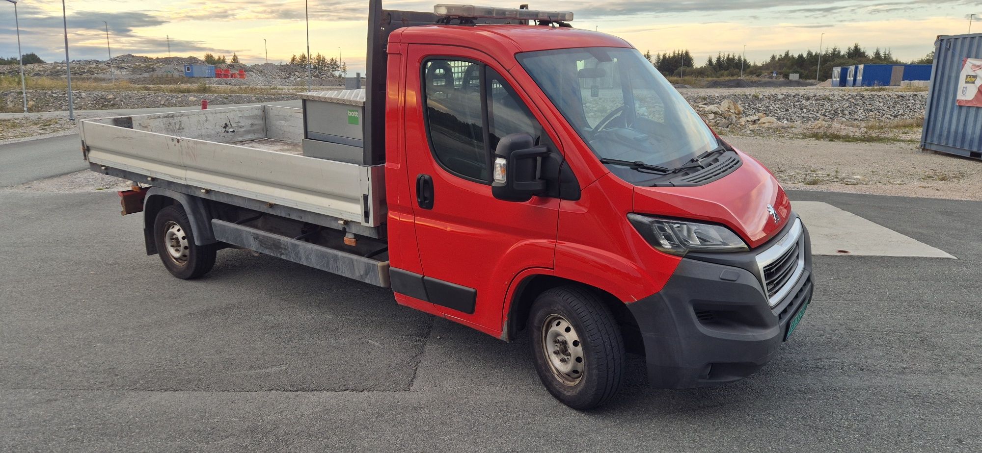 Peugeot Boxer skrzenia 3.3m, ład.1.5t.,hak2, 5t,roz.4.03m. Zarejestrow