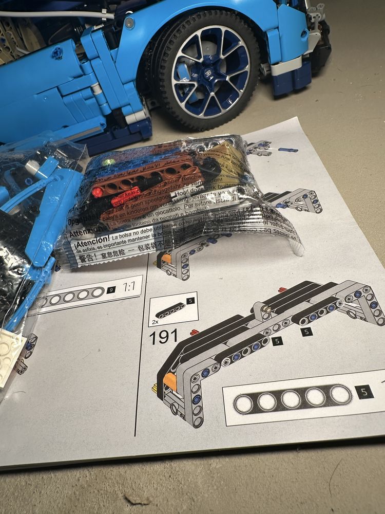 Carro Bugatti LEGO Technic – completo com caixa e instruções.