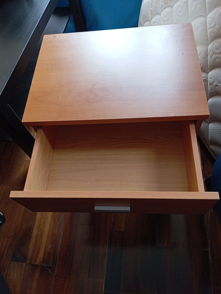 Cama e Mesa de Cabeceira Semi-Nova - Cerejeira